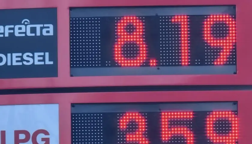 Cena diesla: 8,19 zł. Obok wyświetlacz LPG.