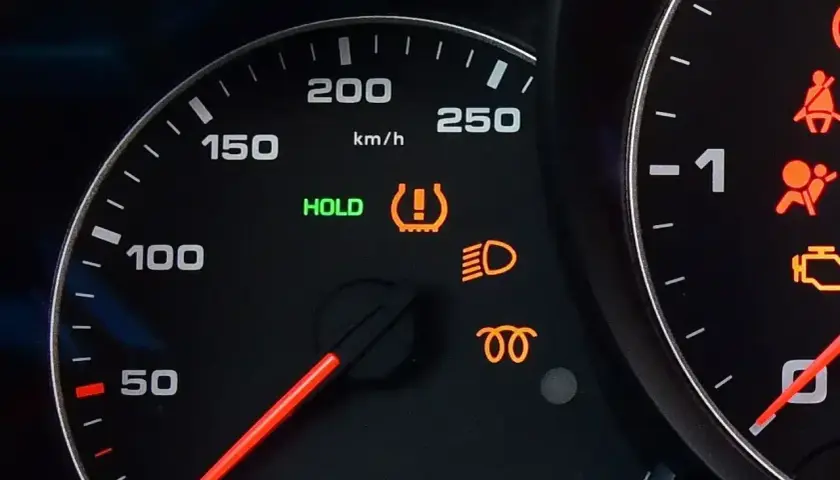 Kontrolka TPMS (co to?) świeci się na desce rozdzielczej, sygnalizując problem z ciśnieniem w oponach.