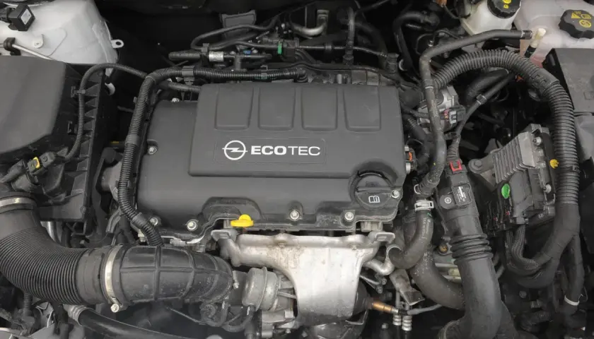Silnik Opel Mokka 1.4 Turbo Ecotec. Widok komory silnika z turbosprężarką i przewodami.