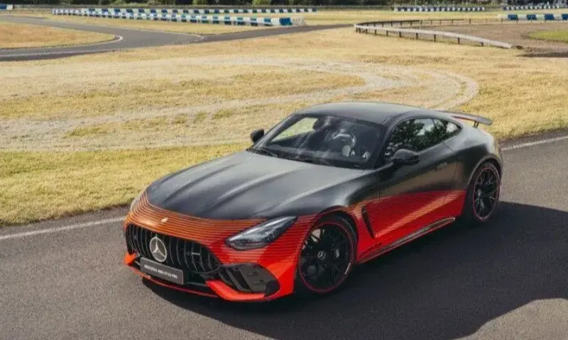 Mercedes AMG GTR Pro - moc, osiągi i wyjątkowe cechy torowe