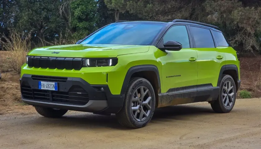 Jaskrawozielony Jeep Compass 2025 na drodze gruntowej, gotowy na przygodę.
