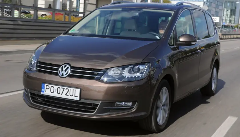 Brązowy Volkswagen Sharan, jeden z najbardziej polecanych samochodów 7-osobowych, jedzie ulicą.