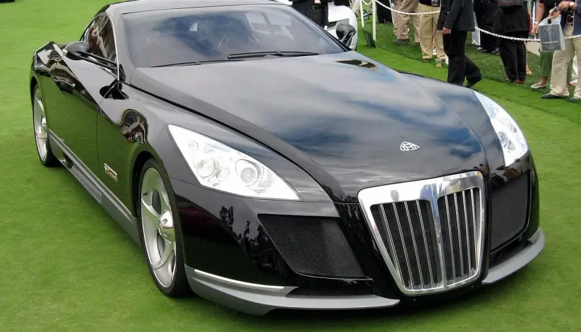 Czarny Maybach Exelero, najdroższe auto na świecie, prezentuje się na zielonej trawie.