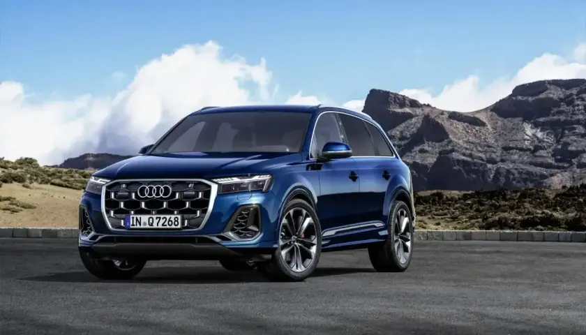 Błękitne Audi Q7 na tle górskiego krajobrazu. Poznaj jego imponujące audi q7 wymiary i możliwości terenowe.