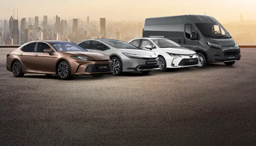 Toyota Camry, Prius Plug-in Hybrid, Corolla i Proace Max na tle miasta.