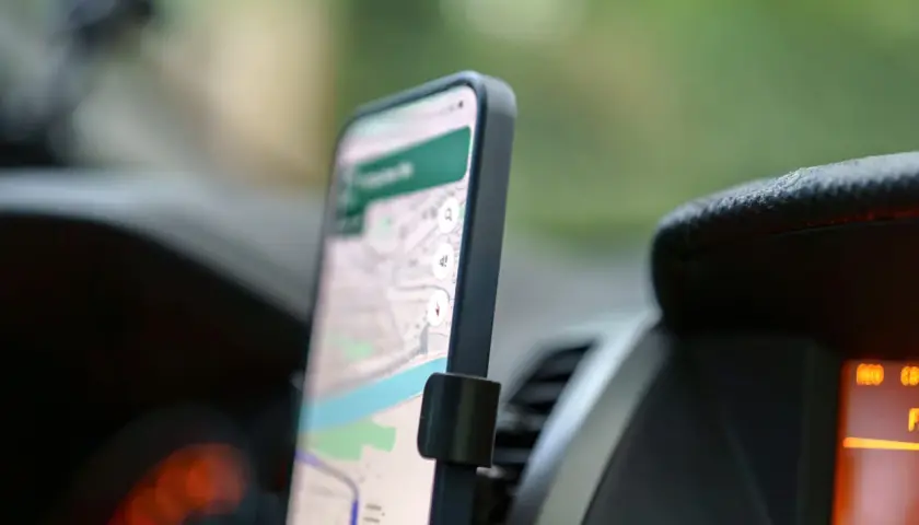 Telefon z mapą na ekranie, zamontowany w samochodzie. To najlepsza nawigacja na telefon za darmo, która ułatwi każdą podróż.