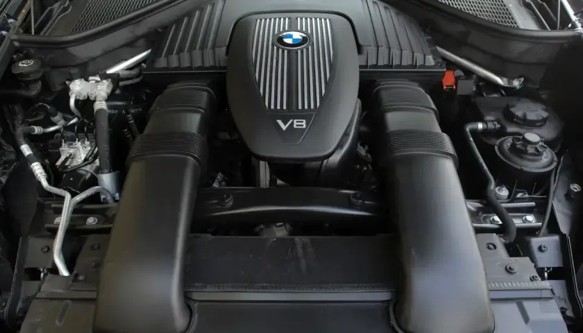 Silnik V8 w BMW X5 2023, gotowy do dostarczenia mocy.