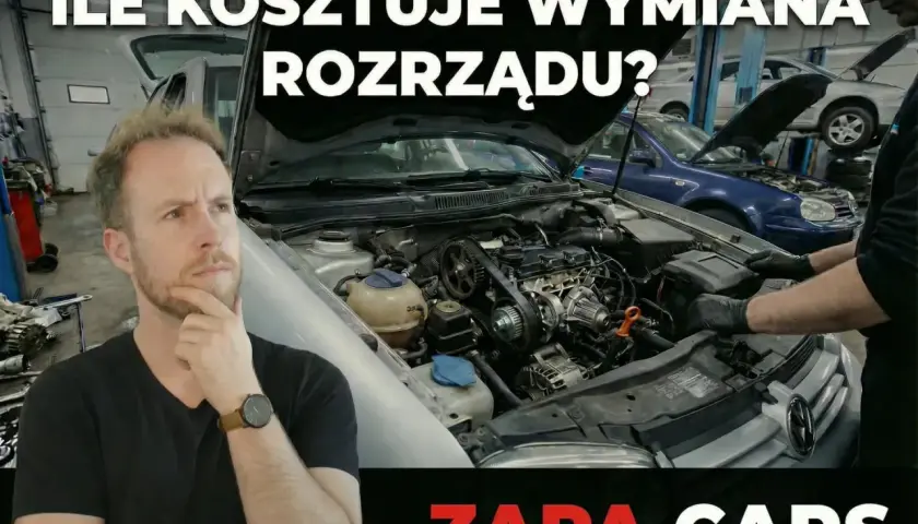 Mężczyzna zastanawia się nad kosztem wymiany rozrządu w samochodzie. Mechanik w tle pracuje przy silniku.