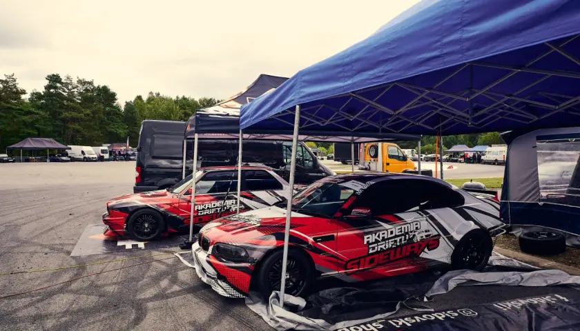 Przejażdżka samochodem sportowym jako prezent – dlaczego warto postawić na voucher od Devil-Cars?