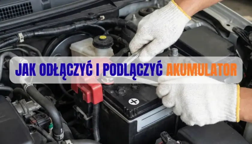 Ręce w białych rękawiczkach odkręcają kluczem zacisk akumulatora. Poradnik: jak odłączyć akumulator w samochodzie.