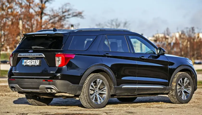 Czarny Ford Explorer, potężny SUV, gotowy na każdą podróż. Elegancki design i solidna konstrukcja.