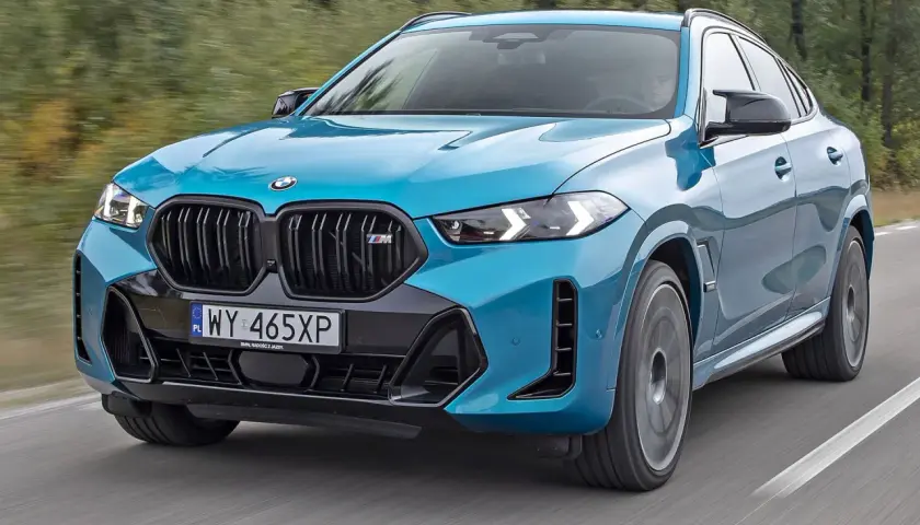 Niebieskie BMW X6 M na drodze. Sprawdź aktualną bmw x6 cena i możliwości tego SUV-a coupe.
