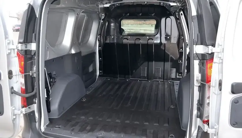 Pusta przestrzeń ładunkowa Dacia Dokker, idealna do transportu. Sprawdź wymiary, by zaplanować przewóz.