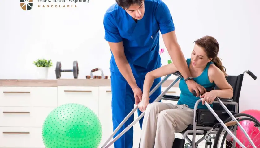 Fizjoterapeuta pomaga kobiecie na wózku inwalidzkim, wspierając ją w walce z uszczerbkiem na zdrowiu.