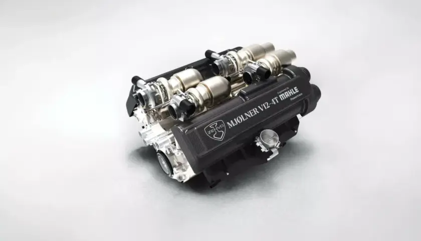 Potężny silnik V12-4T Mjolner od Zenvo, z turbosprężarkami i karbonową osłoną.