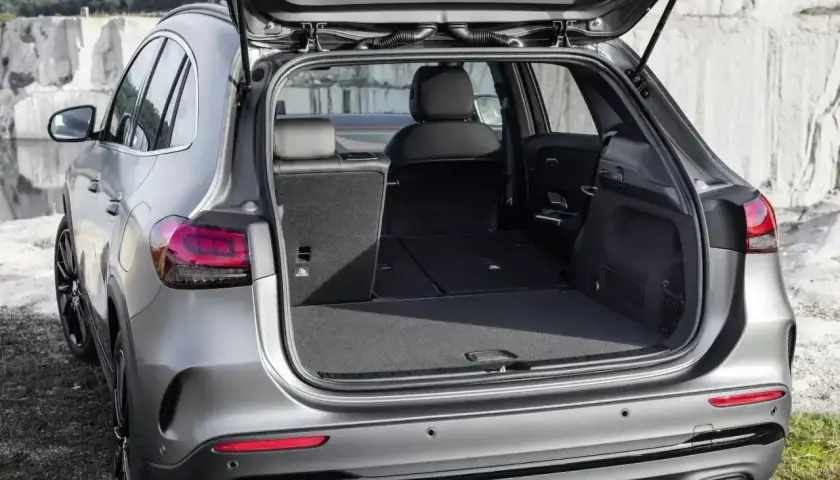Otwarty bagażnik srebrnego Mercedesa GLA 220, gotowy na podróż.