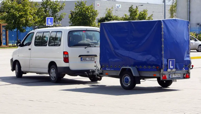 Ile naprawdę kosztuje prawo jazdy na przyczepę? Sprawdź wszystkie koszty!