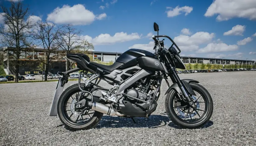 Czarny motocykl Yamaha na parkingu. Idealny na pierwszy pojazd, gdy zastanawiasz się, prawo jazdy a1 od ilu lat można zdobyć.
