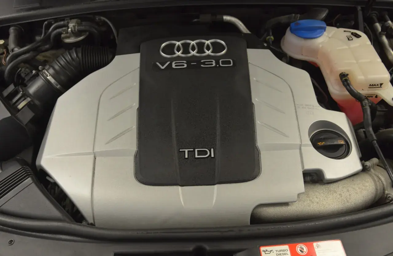 Silnik V6 3.0 TDI Audi. Potężna jednostka napędowa, gotowa do drogi.