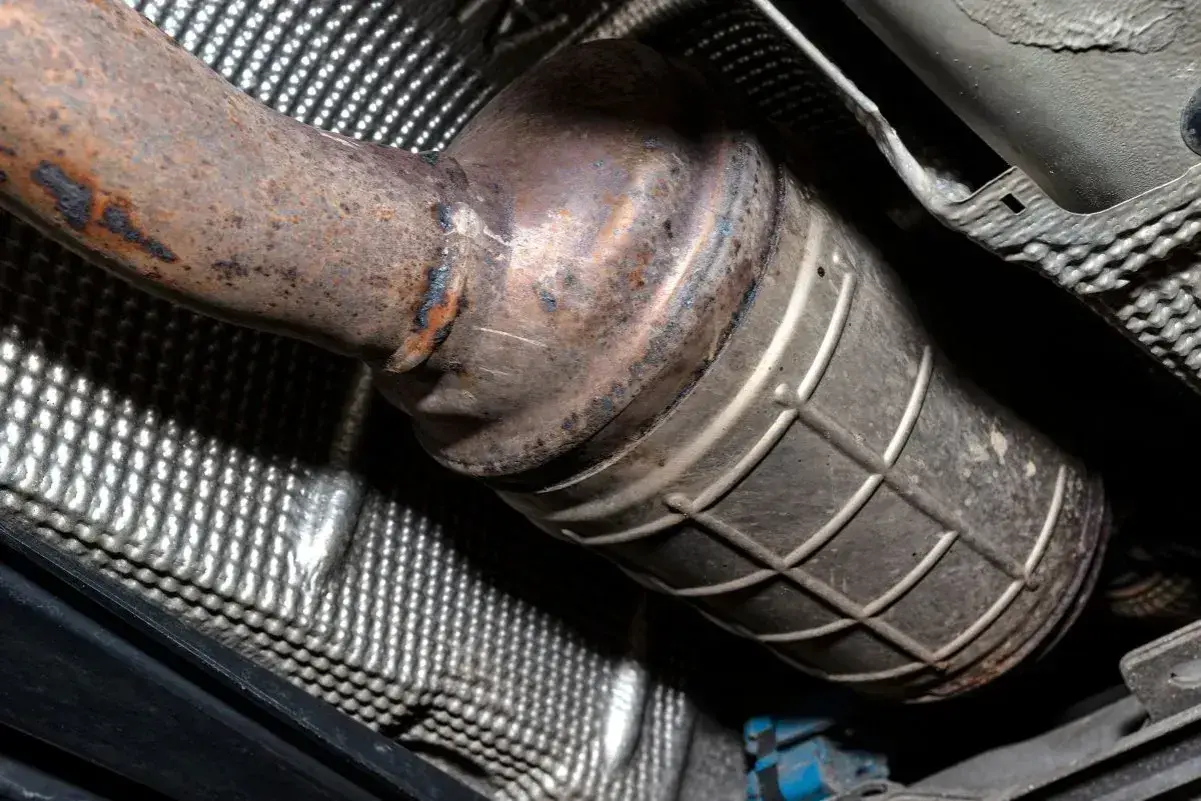 Rdza na rurze wydechowej i katalizatorze. Zastanawiasz się, ile trwa wypalanie dpf na postoju?