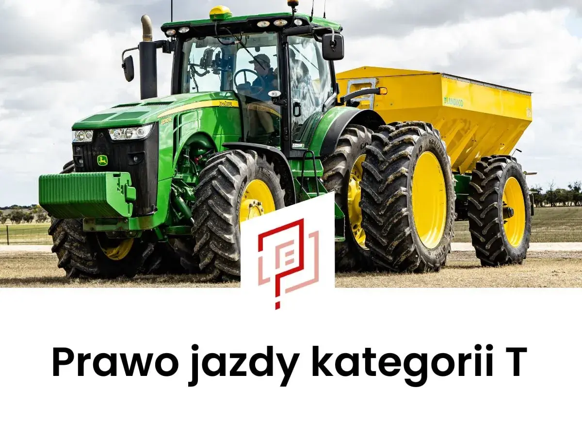 Zielony traktor z żółtym rozsiewaczem, gotowy do pracy na polu. Posiadanie prawa jazdy kat T otwiera drogę do prowadzenia takich maszyn.