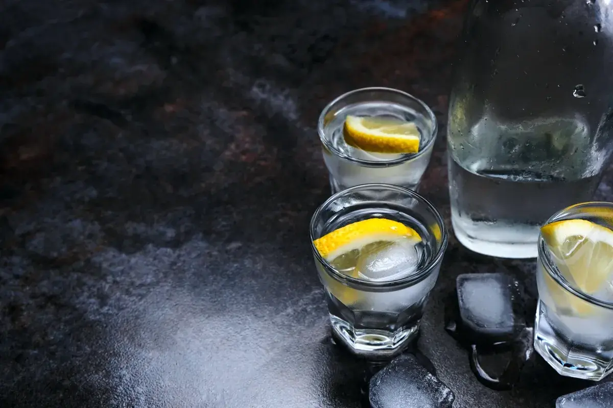 Szklanki z wódką i lodem, ozdobione plasterkami cytryny. Ile trzyma 250 ml wódki? Zależy od apetytu!