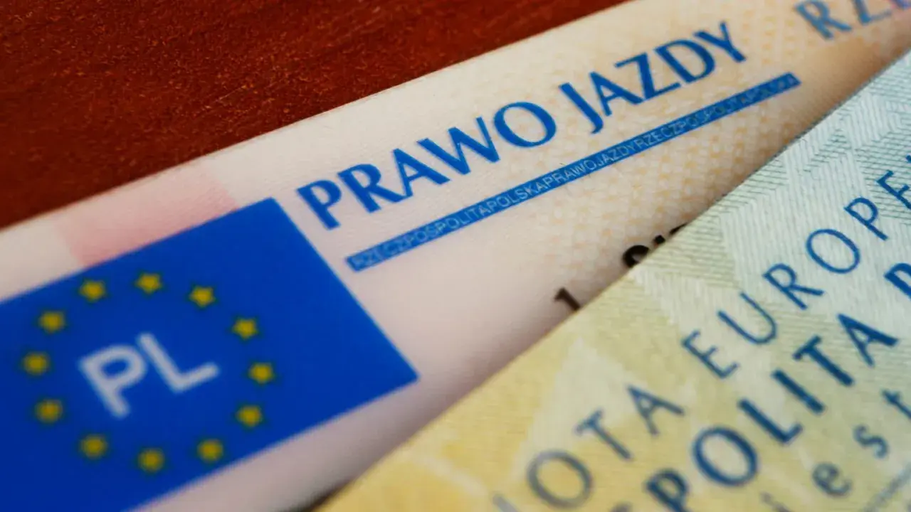 Zbliżenie na polskie prawo jazdy z kodem 96. Widoczny fragment dokumentu z napisem "PRAWO JAZDY" i flagą UE z oznaczeniem "PL".