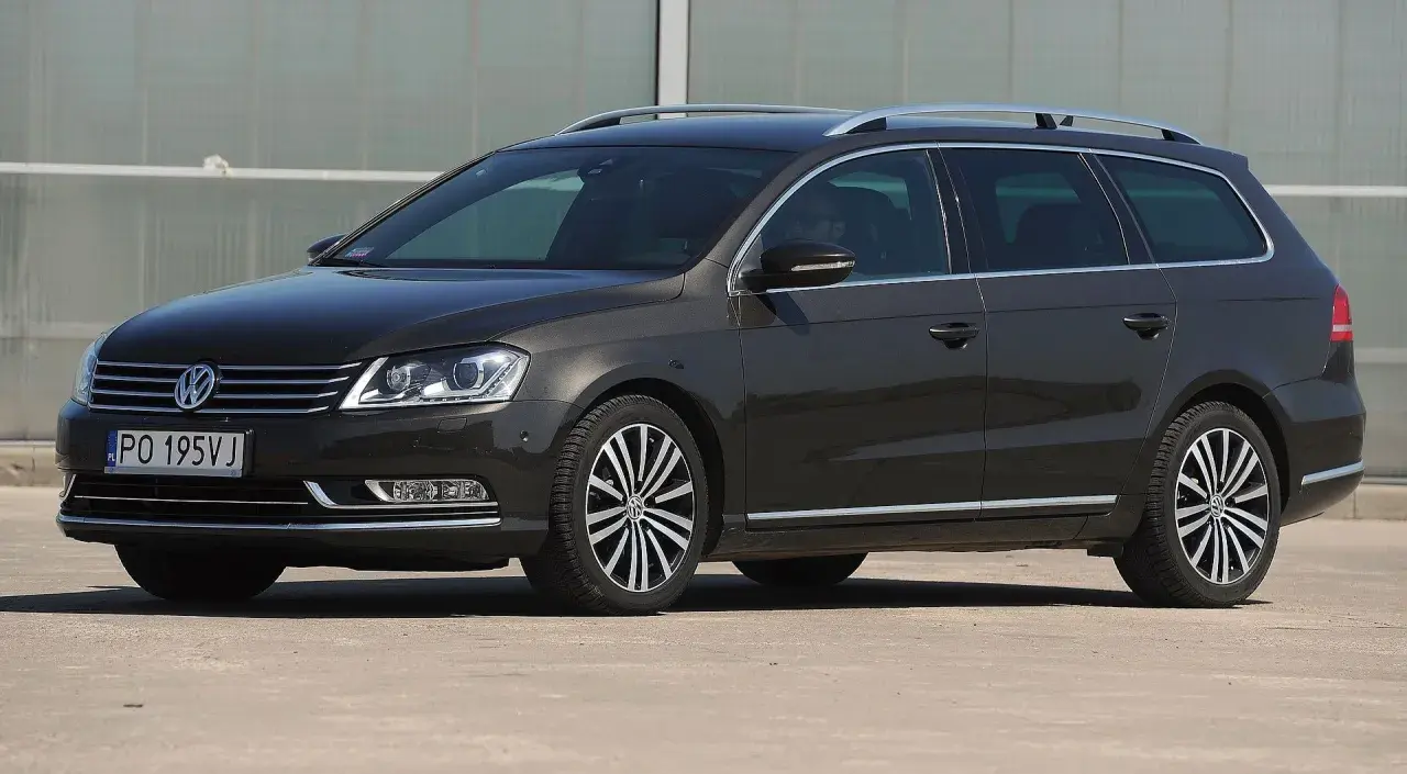 Ciemnoszary Volkswagen Passat Variant z silnikiem 2.0 TDI, zaparkowany na zewnątrz.