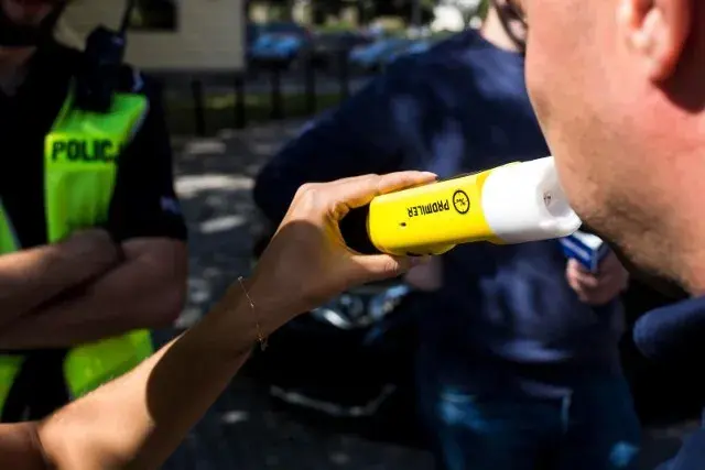 Czy można zbadać pracownika alkomatem? Poznaj ważne przepisy i zasady