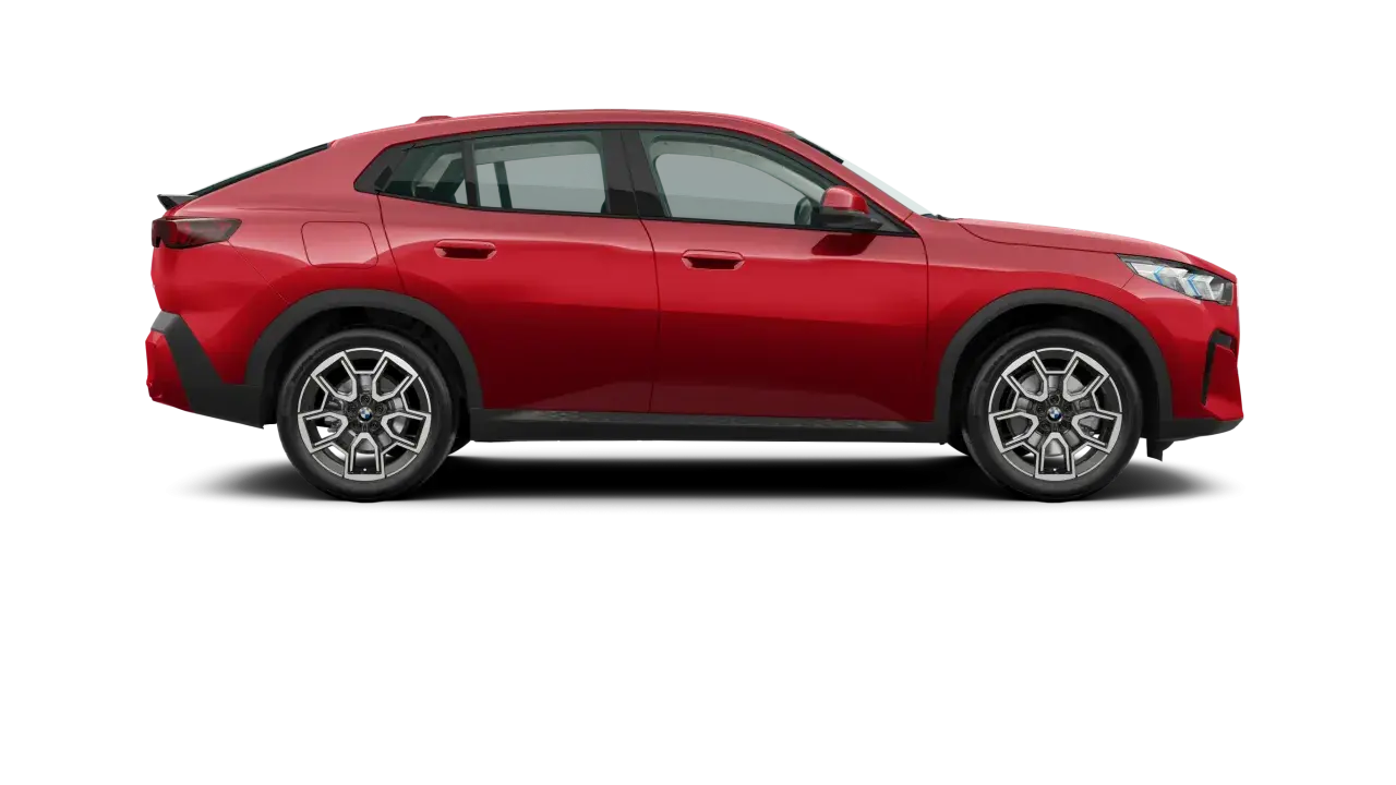Czerwony, sportowy BMW X2 2025 z czarnymi detalami i felgami.
