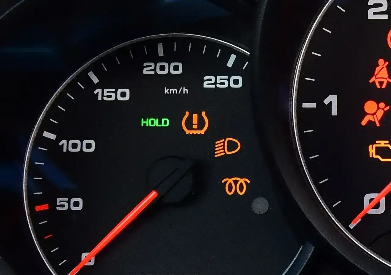 Kontrolka TPMS (co to?) świeci się na desce rozdzielczej, sygnalizując problem z ciśnieniem w oponach.