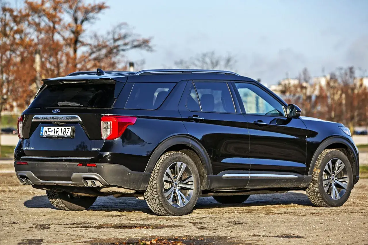 Czarny Ford Explorer, potężny SUV, gotowy na każdą podróż. Elegancki design i solidna konstrukcja.
