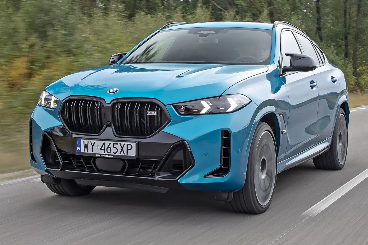 Niebieskie BMW X6 M na drodze. Sprawdź aktualną bmw x6 cena i możliwości tego SUV-a coupe.