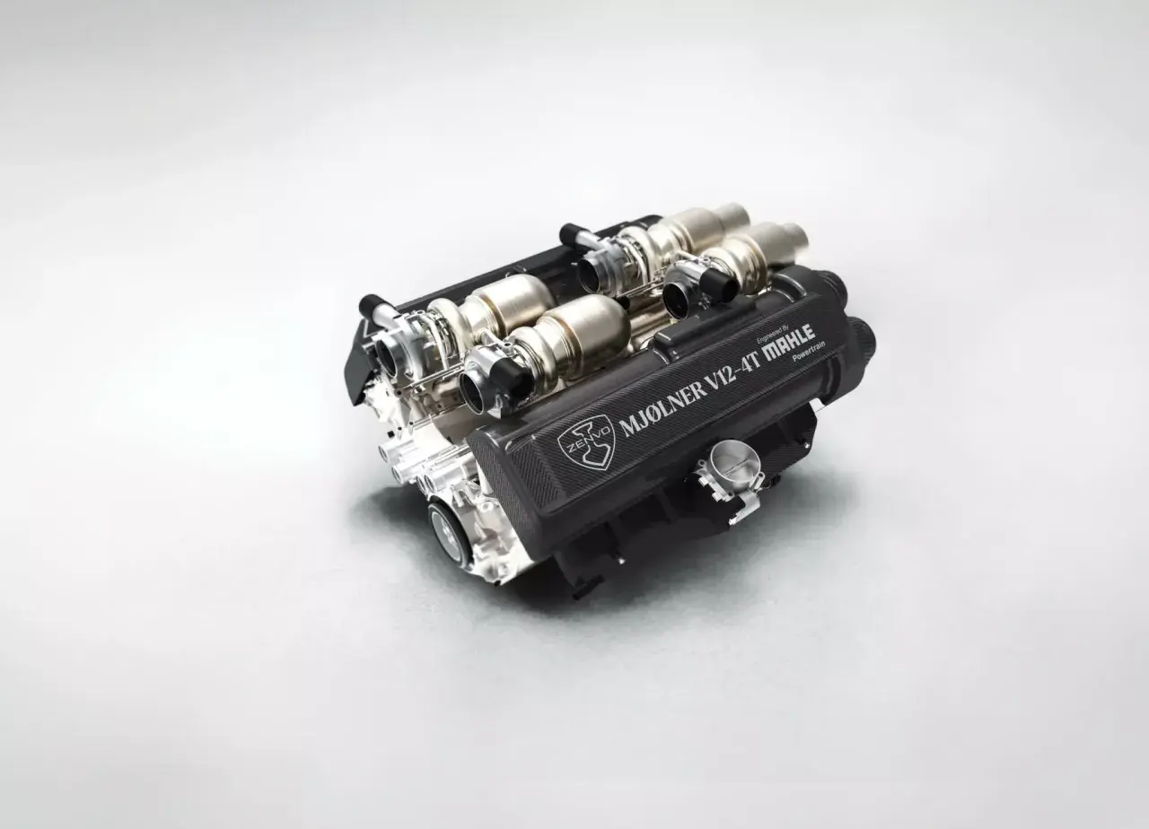 Potężny silnik V12-4T Mjolner od Zenvo, z turbosprężarkami i karbonową osłoną.