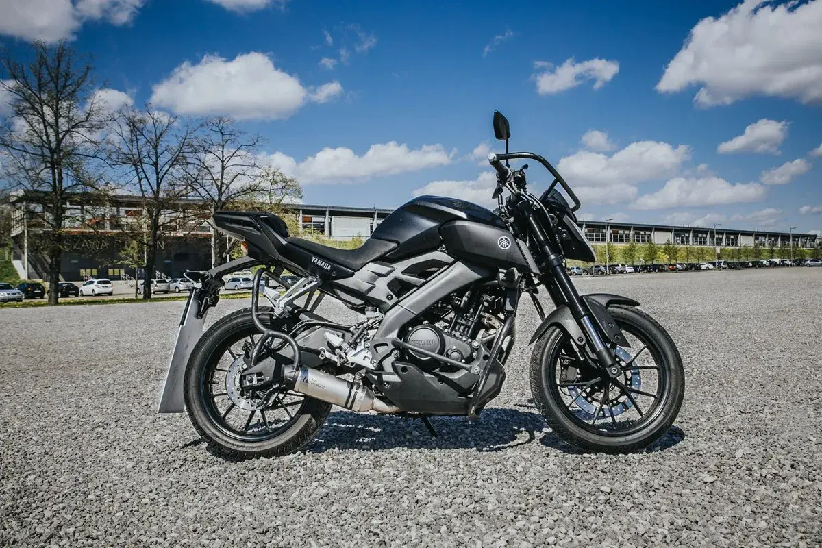 Czarny motocykl Yamaha na parkingu. Idealny na pierwszy pojazd, gdy zastanawiasz się, prawo jazdy a1 od ilu lat można zdobyć.