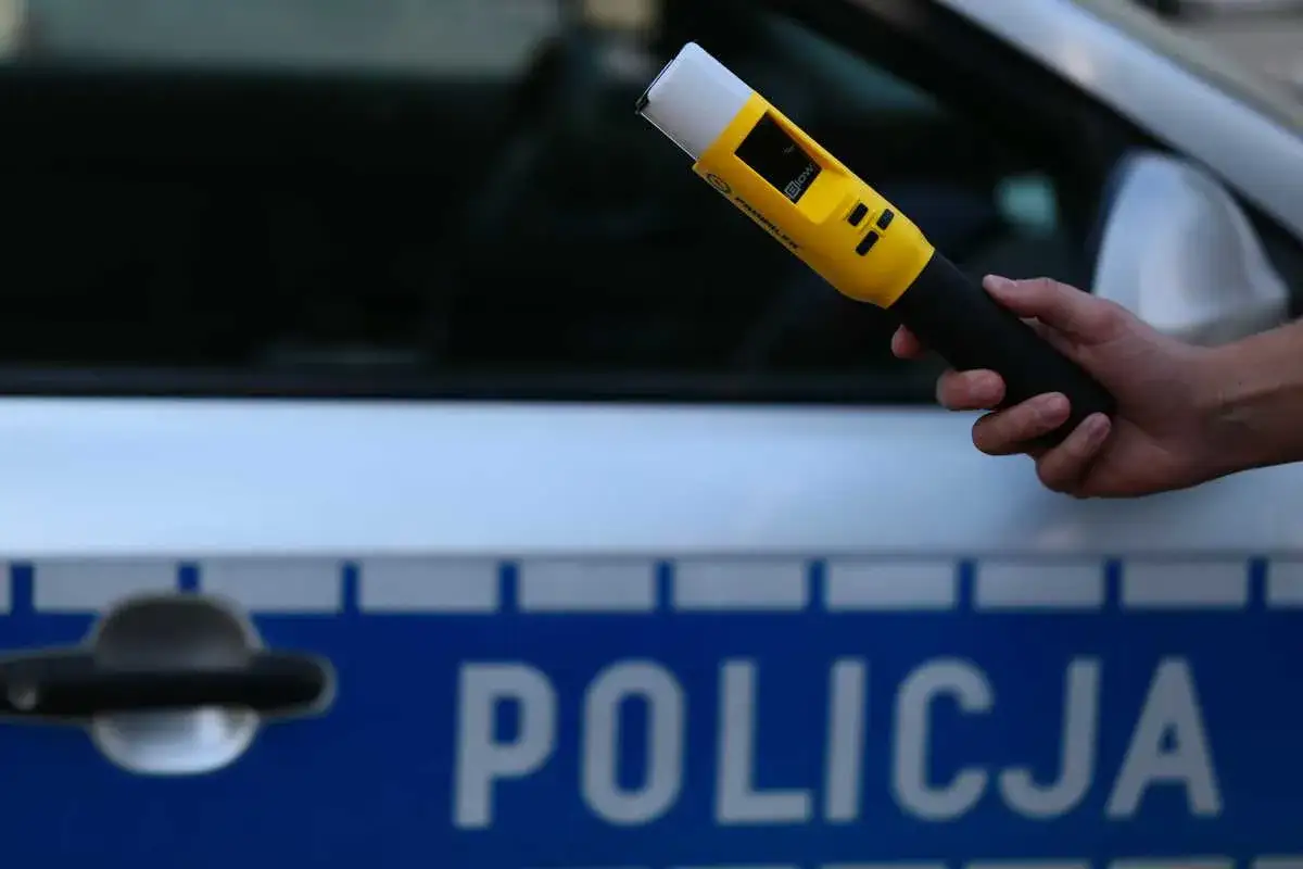 Policjant trzyma alkomat. Zastanawiasz się, ile promili po 250 ml wódki?