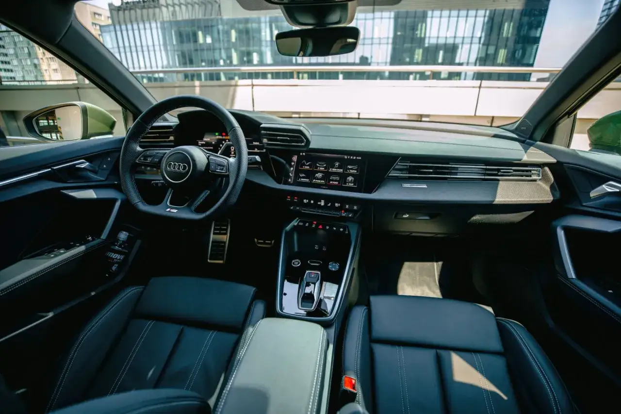 Wnętrze nowego Audi A3: skórzana tapicerka, cyfrowe zegary i nowoczesny ekran multimedialny. Gotowy na jazdę!