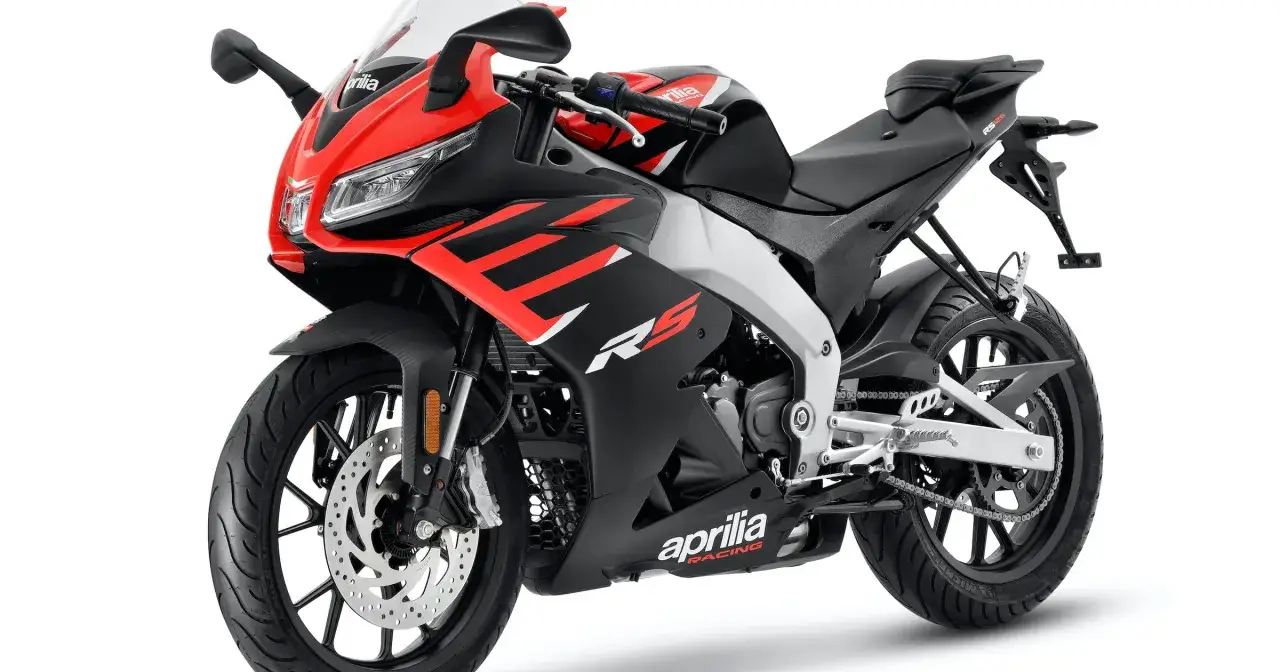 Sportowy motocykl Aprilia RS 50 w czerwono-czarnej kolorystyce. Idealny jako pierwszy motor na kat B.