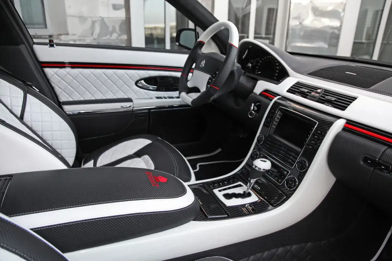Luksusowe wnętrze Maybach 57 z białej i czarnej skóry, pikowane panele, karbonowe wstawki i czerwone akcenty.