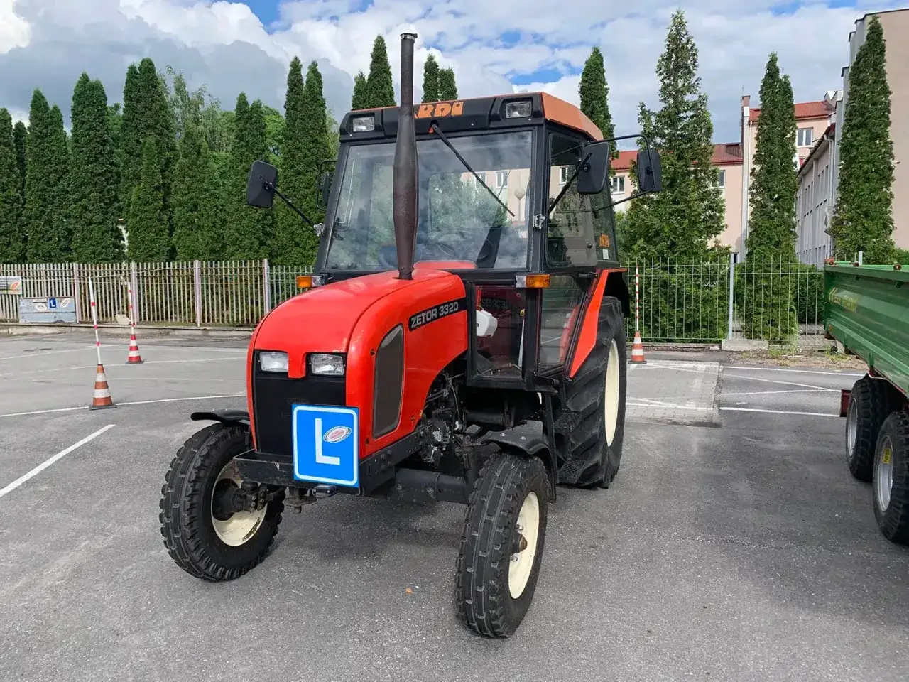Czerwony Zetor z tabliczką 