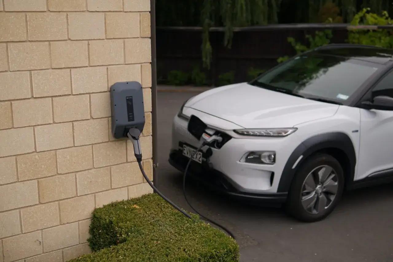 Zdjęcie Czy samochód elektryczny ma skrzynię biegów? Wyjaśniamy różnice i fakty