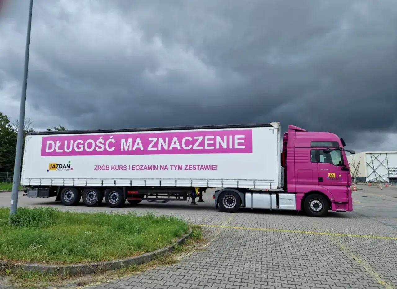 Różowy tir z napisem