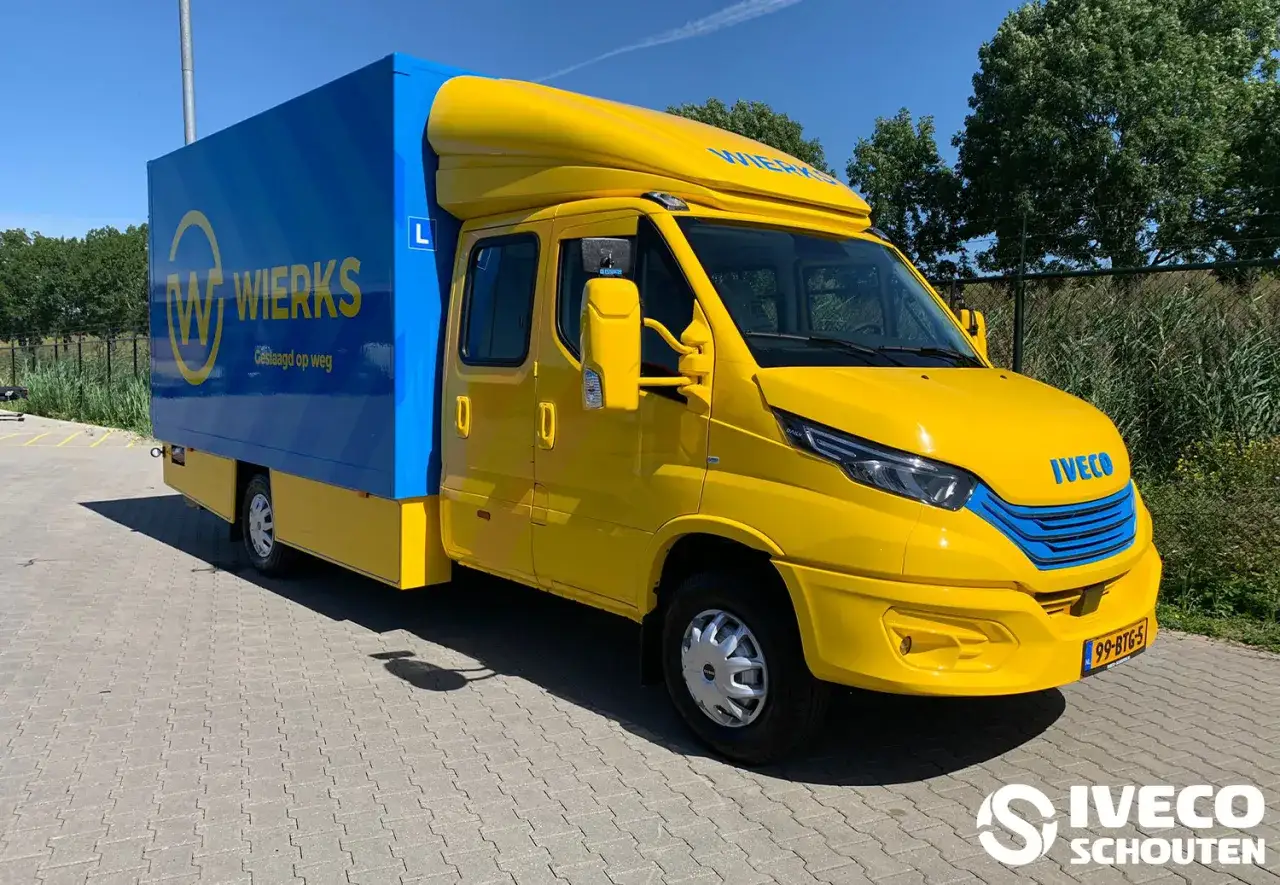 Żółta ciężarówka Iveco z niebieską zabudową firmy WIERKS, gotowa do drogi.