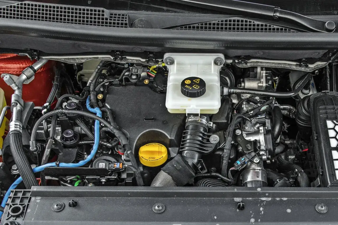 Silnik Renault Kangoo 1.5 dCi. Widoczny zbiornik płynu hamulcowego, przewody i elementy osprzętu.
