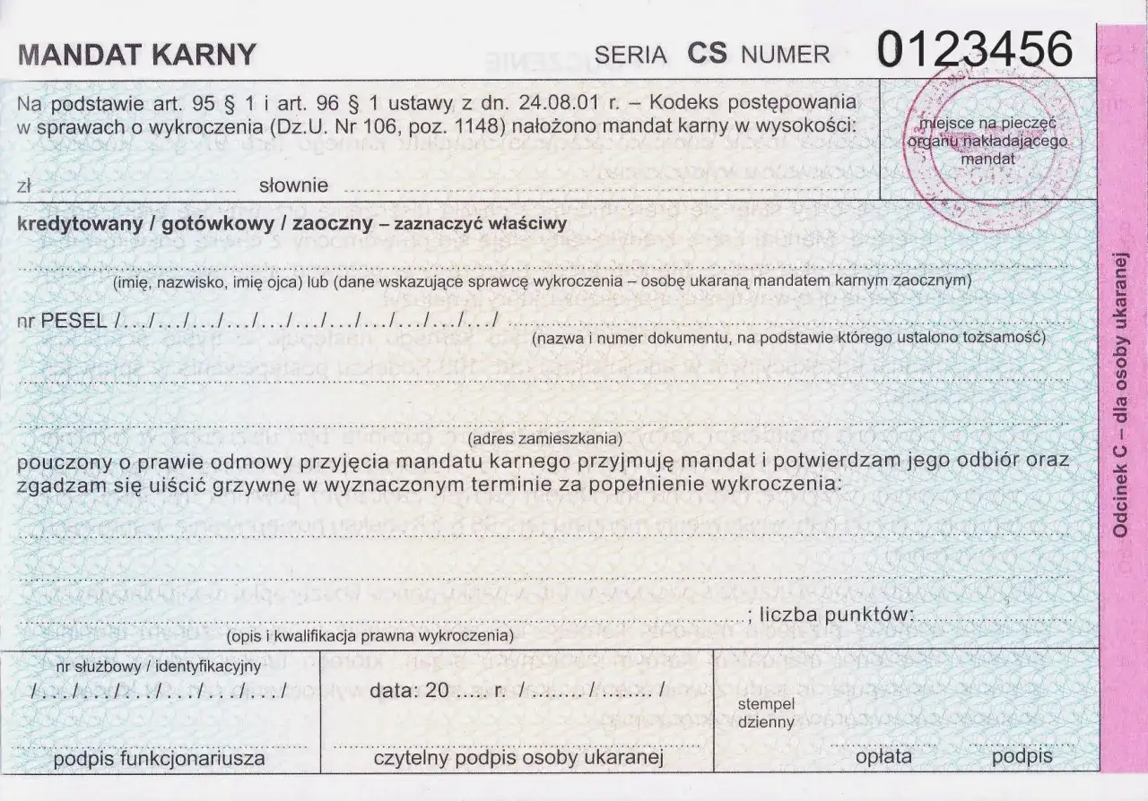 Formularz mandatu karnego z miejscem na dane sprawcy, opis wykroczenia i podpis. Dokument ten jest podstawą do odwołania od mandatu.