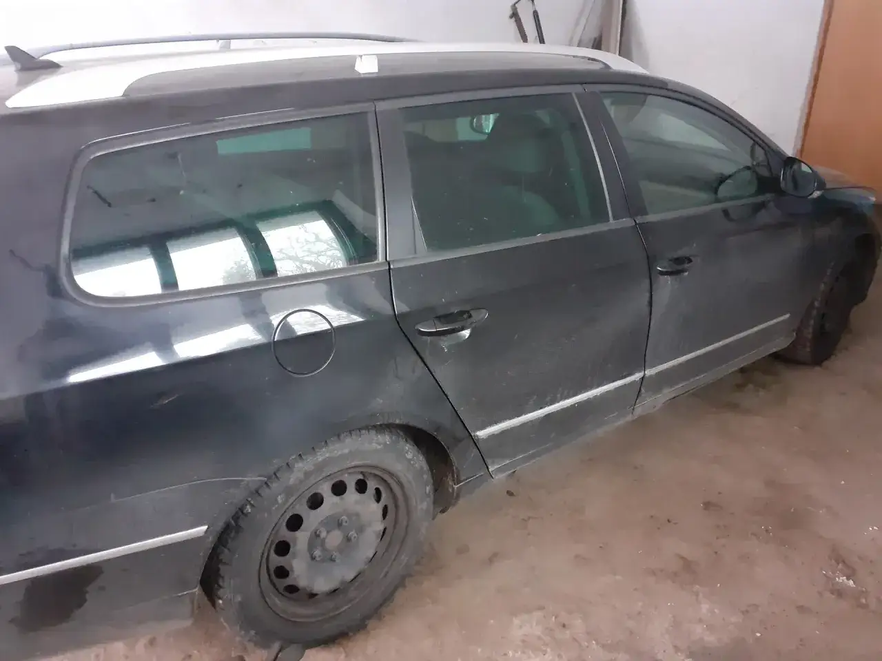 Ciemny kombi, idealny na auta za grosze od komornika. Widoczne ślady użytkowania, ale potencjał na dobrą okazję.