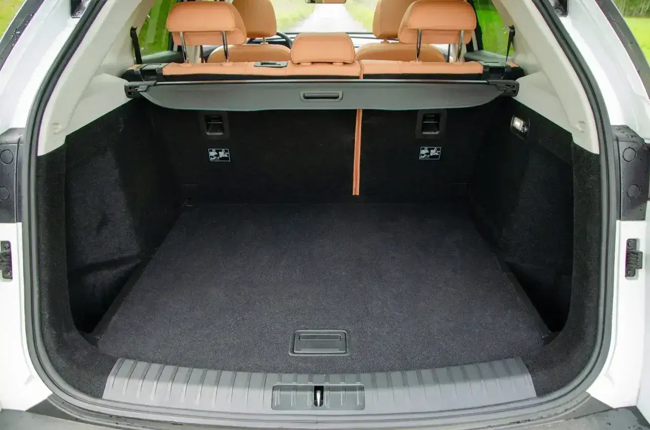 Przestronny bagażnik w samochodzie, gotowy na podróż. Wymiary pozwalają na spakowanie wszystkiego, co potrzebne.