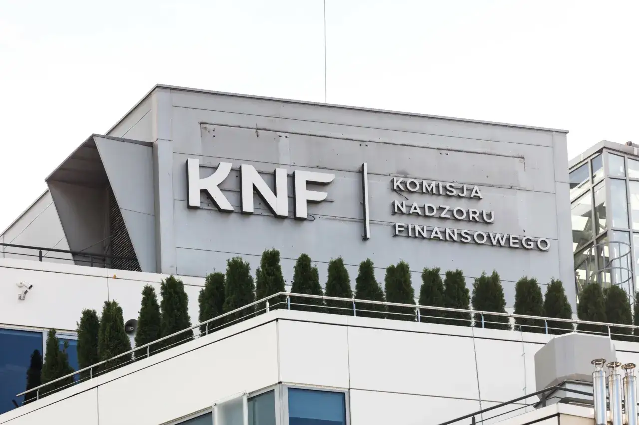 Budynek z napisem KNF - Komisja Nadzoru Finansowego. To instytucja, która pilnuje porządku na rynku finansowym.