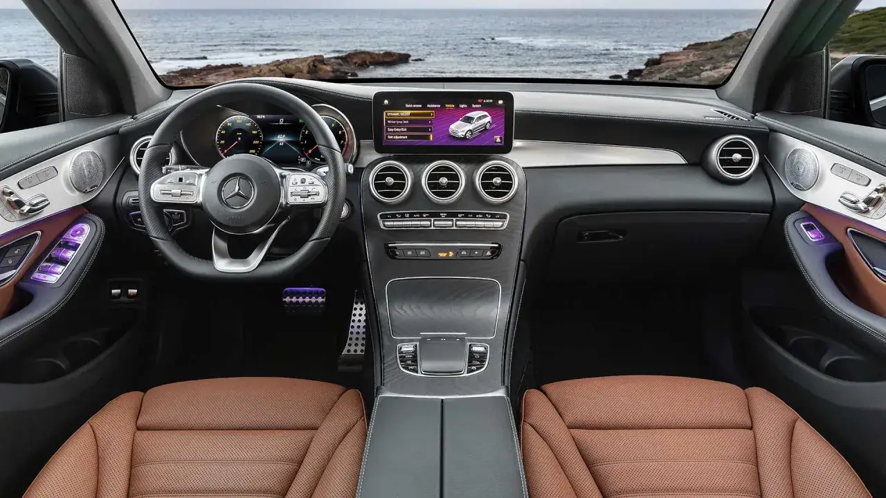 Wnętrze Mercedes-Benz GLC 220d z brązową skórzaną tapicerką i nowoczesnym panelem multimedialnym.