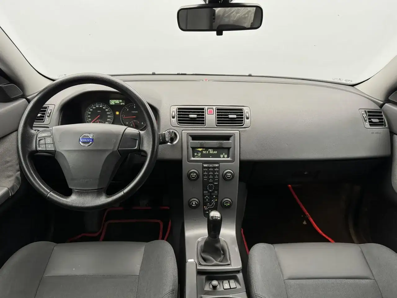 Wnętrze Volvo V50 2.0D: kierownica, deska rozdzielcza z radiem i nawiewami, dźwignia zmiany biegów, fotele.